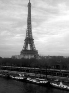 Eiffel Tower with boats, Leinwanddruck und Poster / canvas print and poster