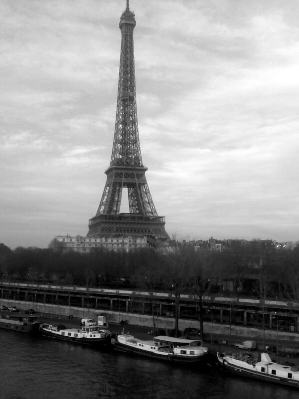 Eiffel Tower with boats, Leinwanddruck und Poster / canvas print and poster